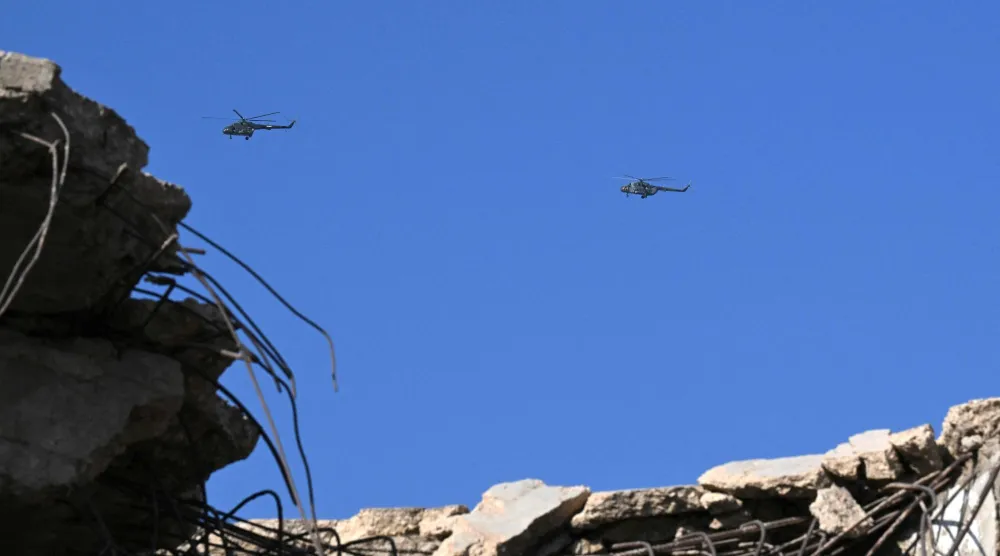 مروحيات للجيش السوري تحلّق بالقرب من مطار المزة في دمشق (أ.ف.ب)