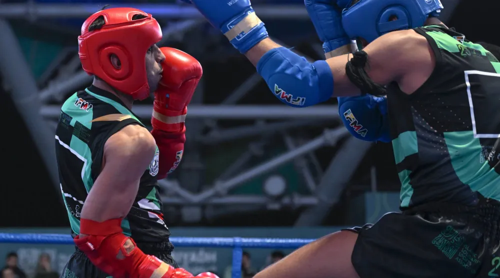 العنزي بالقفاز الأحمر خلال النزال (الشرق الأوسط)