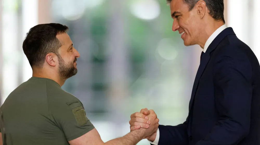 الرئيس الأوكراني فولوديمير زيلينسكي ورئيس الوزراء الإسباني بيدرو سانشيز بعد التوقيع على الاتفاق الأمني بين بلديهما في مدريد 27 مايو 2024 (أ.ف.ب)