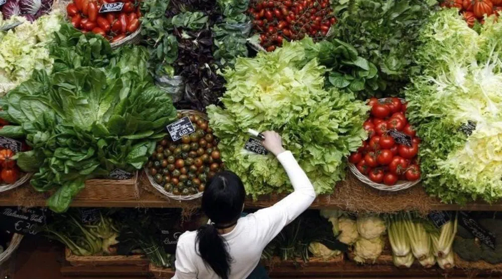 تعد الفواكه والخضراوات مصدراً غذائياً مهماً للألياف (رويترز)