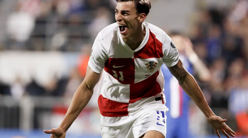 بيتار موسى لاعب كرواتيا محتفلا بهدفه في شباك فارو (إ.ب.أ)