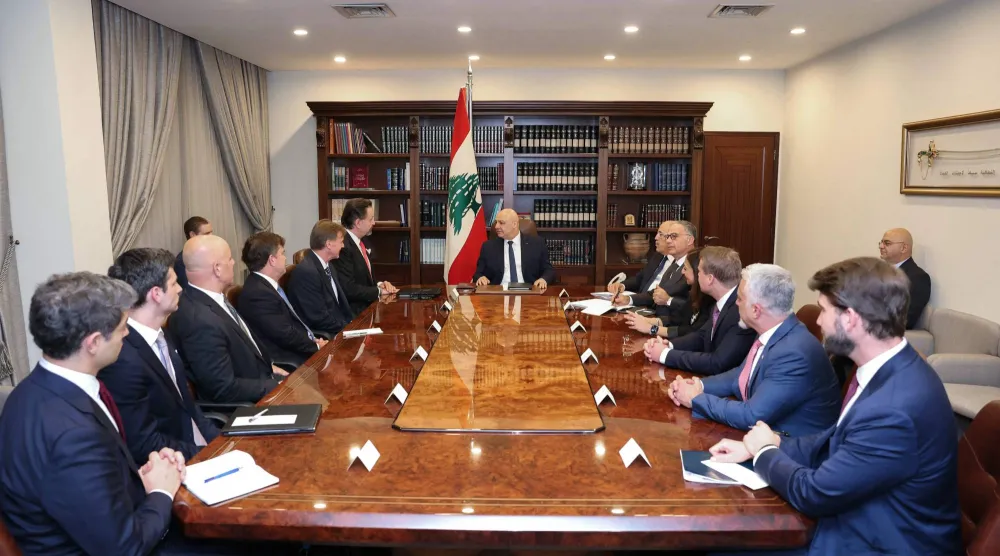 الرئيس اللبناني جوزيف عون خلال لقائه وفداً من وزارة الخزانة الأميركية بالقصر الجمهوري في بعبدا (أ.ف.ب)