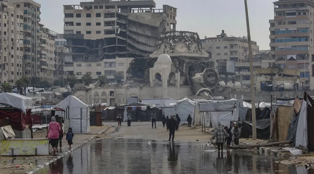 Filistinli mültecilerin sıkıntıları, dün Gazze limanının yıkılmasıyla birlikte kampta yağan yağmur nedeniyle daha da arttı (EPA)