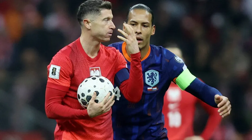 شجار على الكرة بين فان دايك وليفاندوفسكي (رويترز)