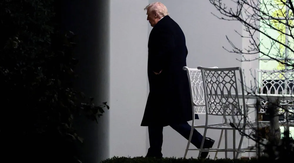  الرئيس الأميركي دونالد ترمب يخرج من المكتب البيضاوي في البيت الأبيض (رويترز)