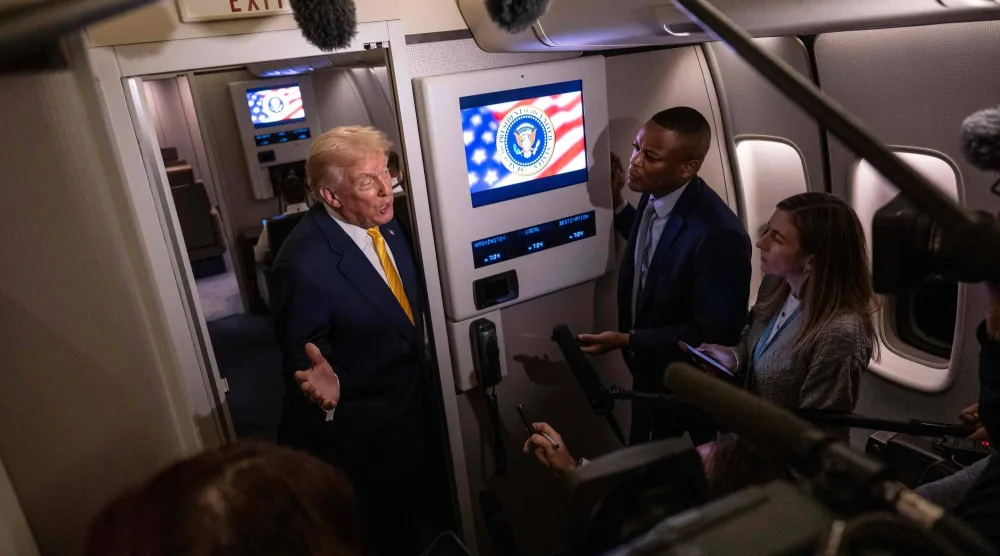 ترمب متحدثاً للصحافيين على متن طائرة الرئاسة الأميركية (ا.ف.ب)