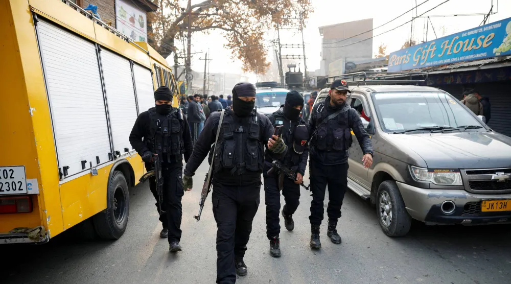 عدد من قوات الأمن في موقع الانفجار بالجزء الخاضع للهند من كشمير (رويترز)