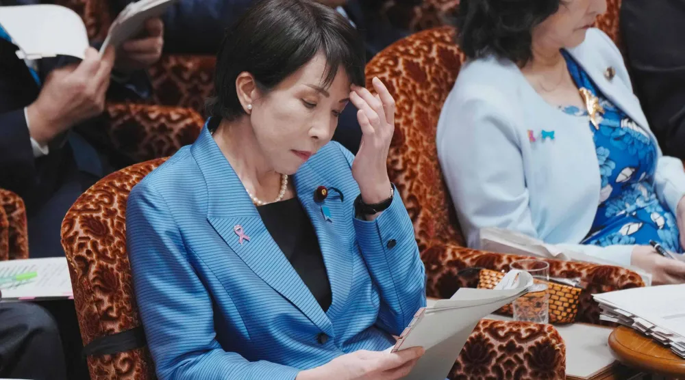 رئيسة الوزراء اليابانية ساناي تاكايتشي (يسار) تحضر جلسة لجنة الميزانية في البرلمان بطوكيو (أ.ف.ب)