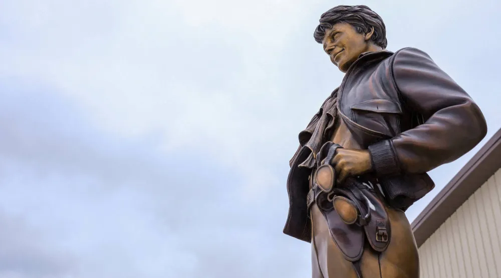 تمثال لأميليا إيرهارت في متحف أميليا إيرهارت هانغر في أتشيسون كانساس (رويترز)