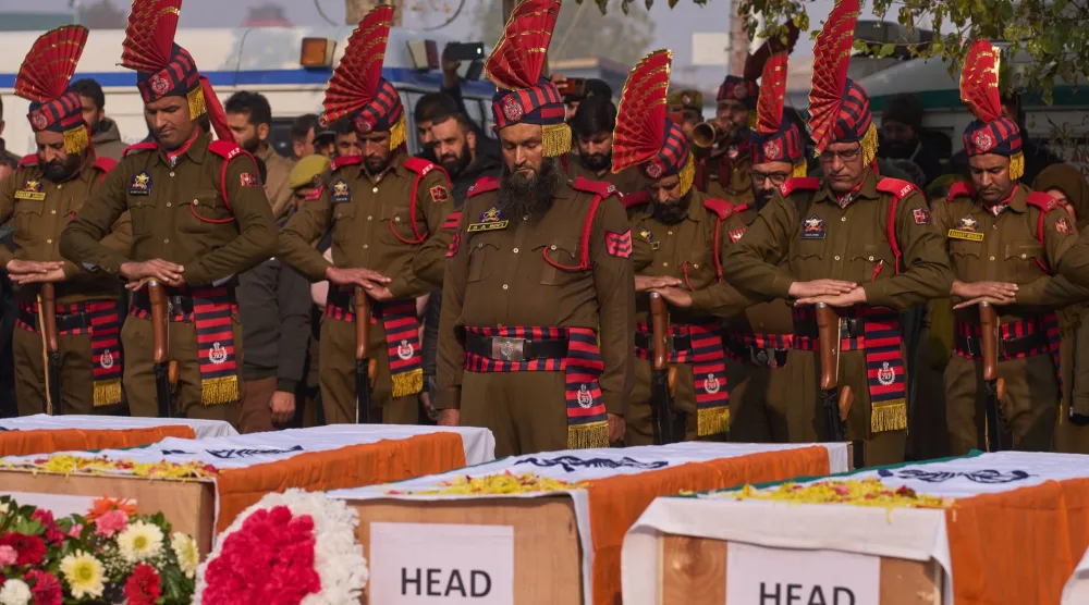 جانب من تشييع قتلى الانفجار في سريناجار(أ.ب)