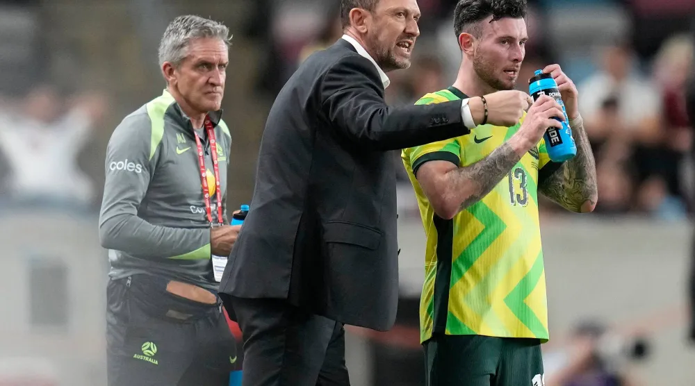 توني بوبوفيتش مدرب أستراليا يوجه لاعبه أيدن أونيل ضد فنزويلا (أ.ب)