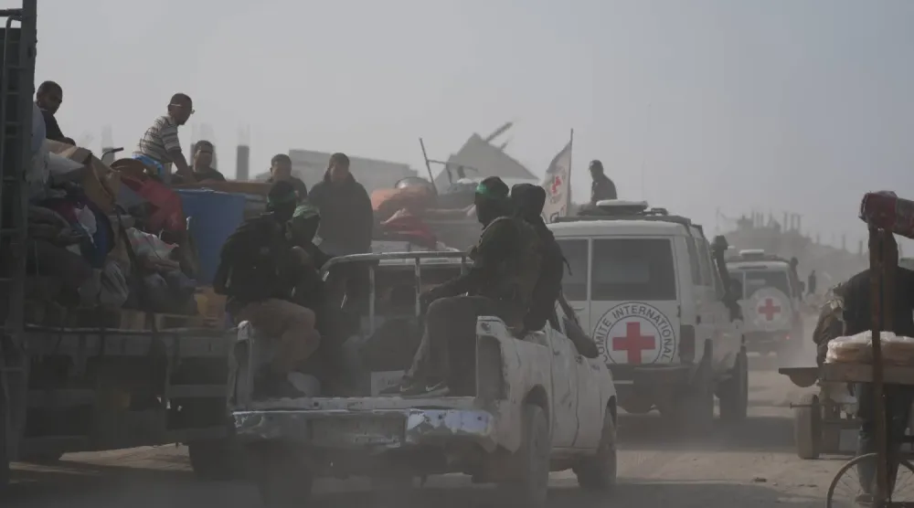 Hamaslı silahlı kişiler, Uluslararası Kızılhaç Komitesi üyeleri eşliğinde rehinelerin cesetlerini aramak üzere Gazze'nin doğusuna doğru yola çıktı (AP)