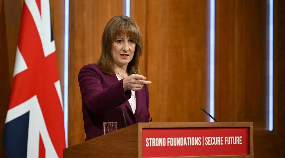 وزيرة الخزانة البريطانية تجيب عن أسئلة الصحافيين في «داونينغ ستريت» (رويترز)