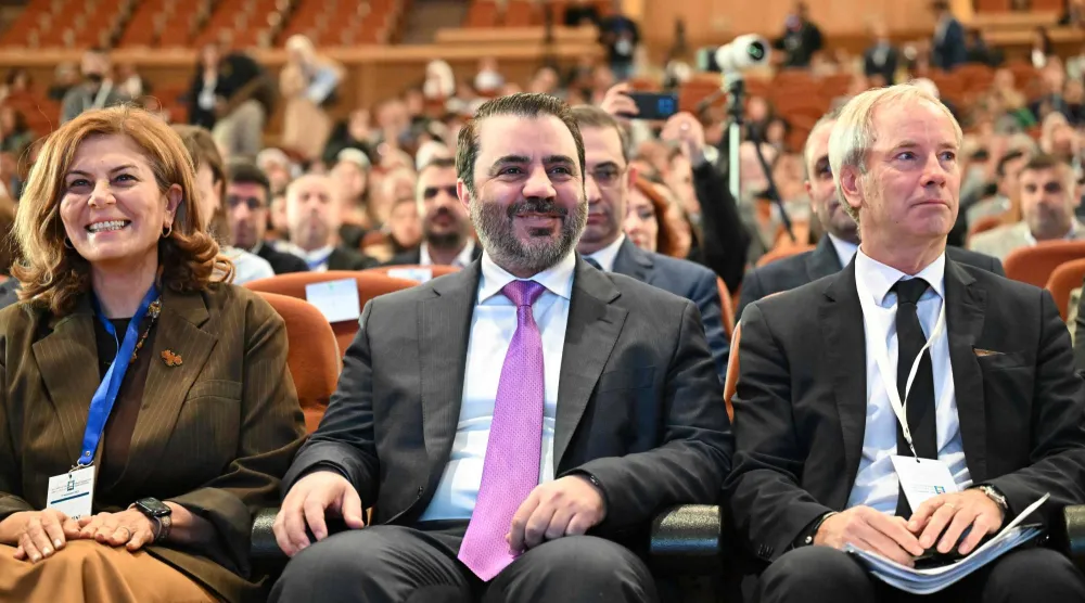 الوزيرة هند قبوات والوزير أسعد الشيباني والمسؤول الأوروبي أولوف سكوغ في مؤتمر يوم الحوار مع المجتمع المدني بالعاصمة السورية السبت (أ.ف.ب)