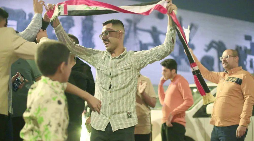 جمهور أحزاب فائزة تفاعل مع نتائج أولية للانتخابات العراقية في شوارع بغداد (د.ب.أ)