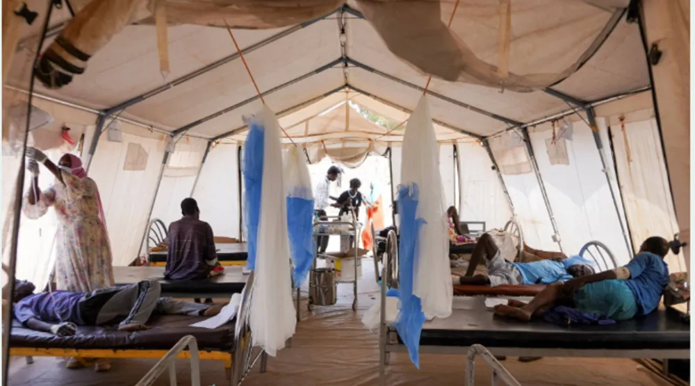 جرحى أصيبوا خلال معارك الفاشر يخضعون للعلاج بمستشفى ميداني في طويلة بشمال دارفور (رويترز)