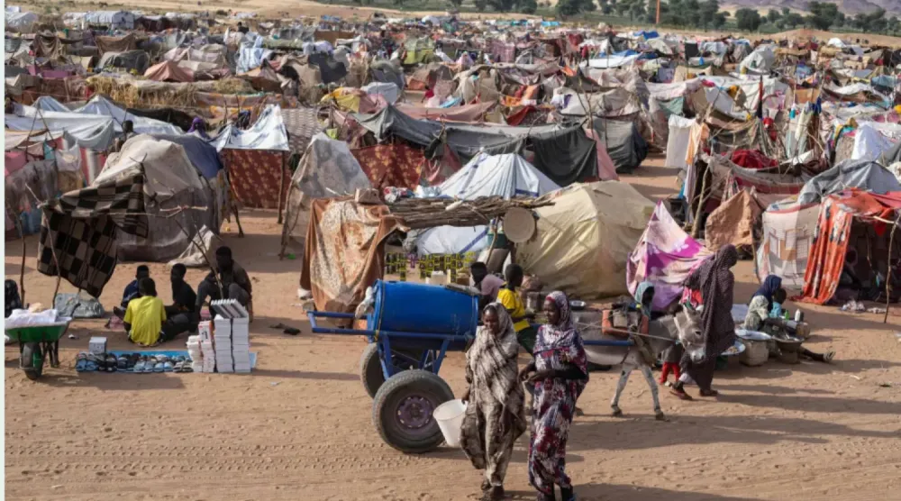 Faşir’in HDK’nın eline geçmesinin ardından kentten kaçan Sudanlılar (AFP)
