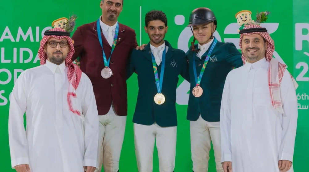 الأمير فهد بن جلوي والأمير عبد الله بن فهد خلال تتويج أبطال قفز الحواجز (الشرق الأوسط)