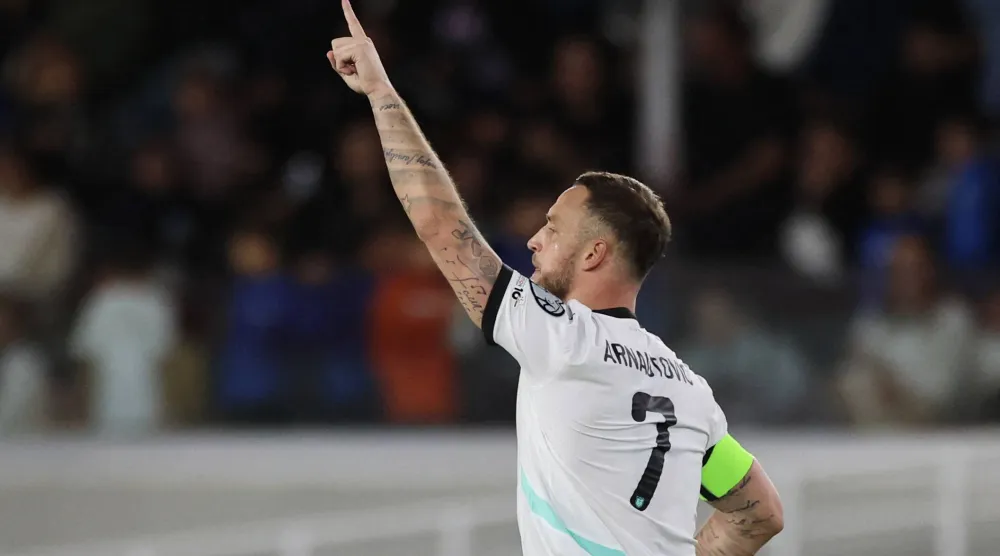 أرناوتوفيتش محتفلا بهدفه الأول (رويترز)