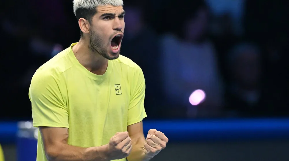 ألكاراس محتفلاً بالفوز (إ.ب.أ)