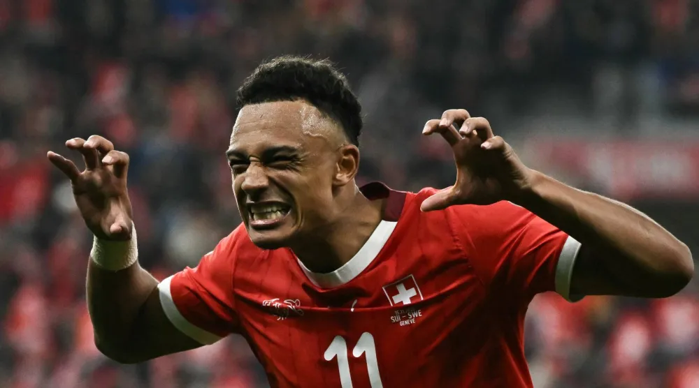 دان ندوي مهاجم سويسرا يحتفل بهدفه في مرمى السويد (أ.ف.ب)