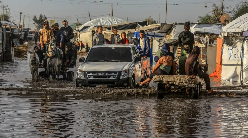 الغزيون يواجهون «حرب الشتاء» بلا غطاء