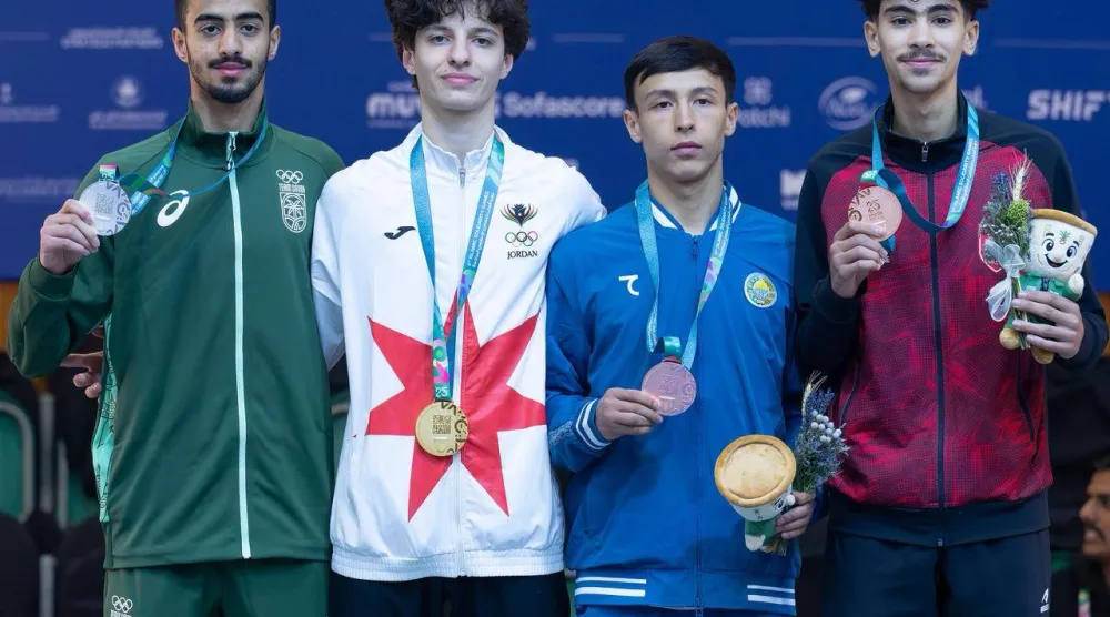 جعفر الداود يتوسط منصة التتويج في التايكوندو (الشرق  الأوسط)