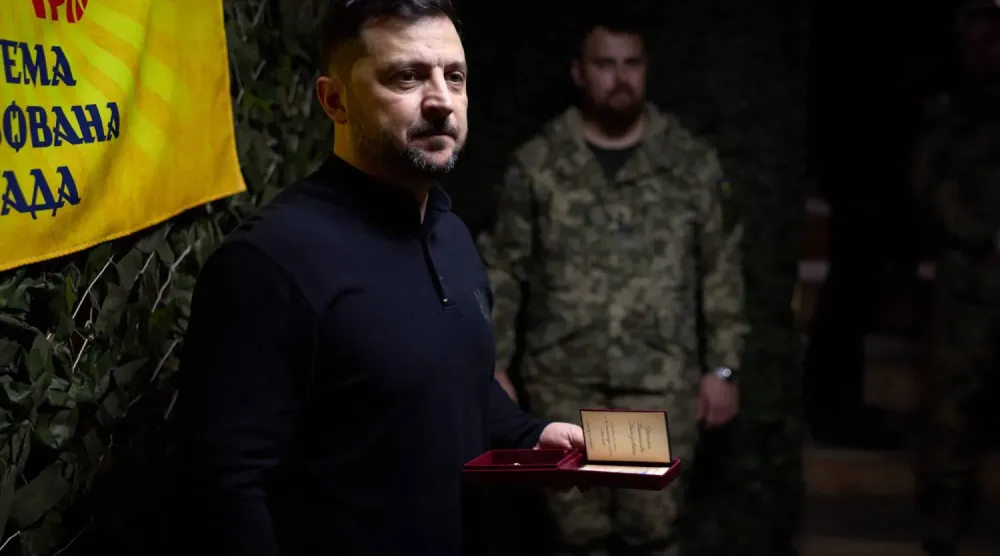 Ukrayna Devlet Başkanı Vladimir Zelenskiy, Zaporijya bölgesindeki 65. Mekanize Tugayı'nı ziyareti sırasında askerlere hitap ediyor. (AFP)