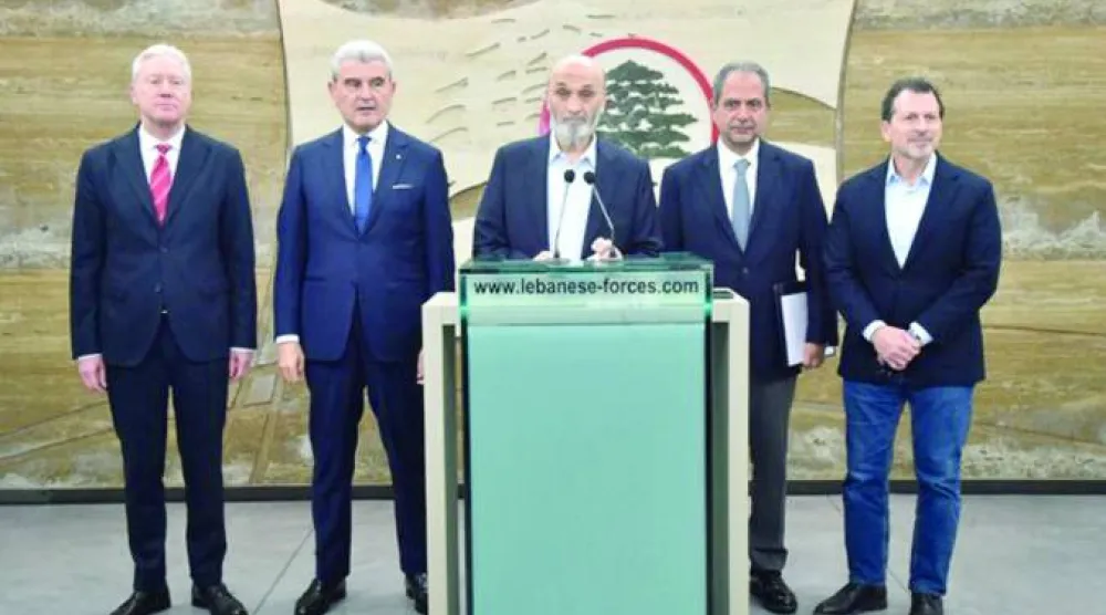 رئيس حزب «القوات» سمير جعجع يتوسط الوزراء يوسف رجي وجو صدي وجو عيسى الخوري وكمال شحادة المحسوبين عليه في الحكومة (أرشيفية - إعلام القوات)