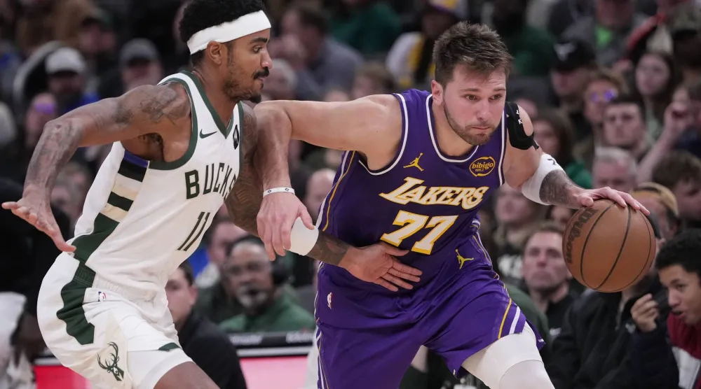 لوكا دونتشيتش يقود فريقه لوس أنجليس ليكرز إلى مواصلة صحوته والفوز على مضيفه ميلووكي باكس (أ.ب)