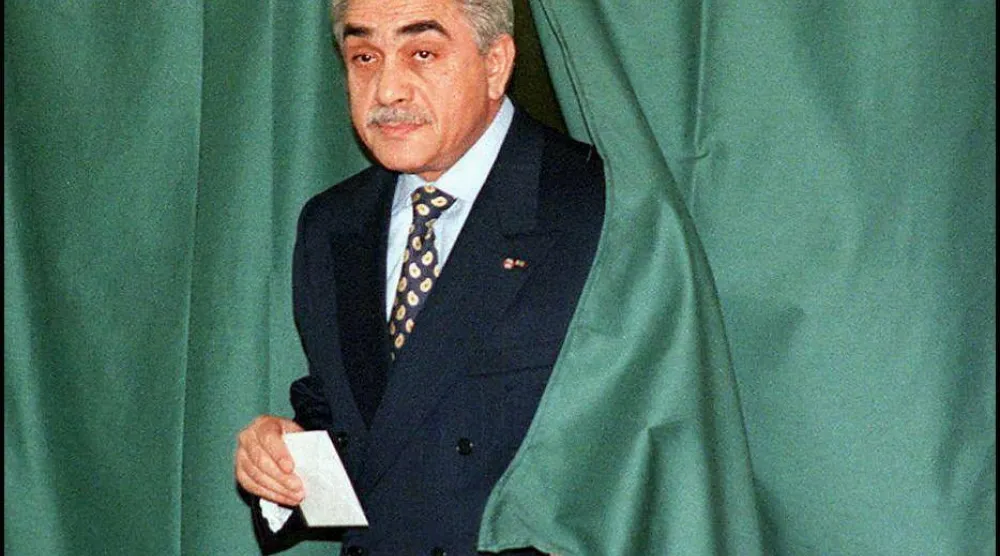 الرئيس الجزائري الأسبق اليمين زوال يدلي بصوته في انتخابات البرلمان عام 1997 (أ.ف.ب)