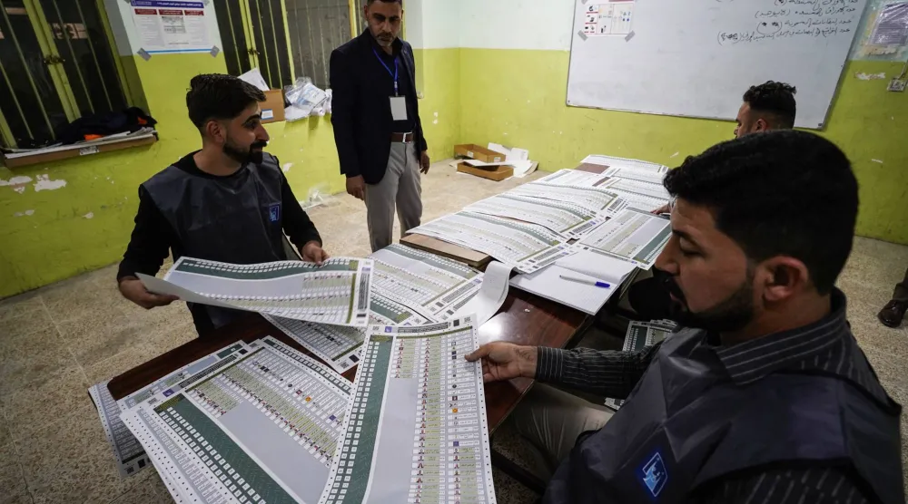 من عملية فرز الأصوات داخل مركز اقتراع بالموصل (د.ب.أ)
