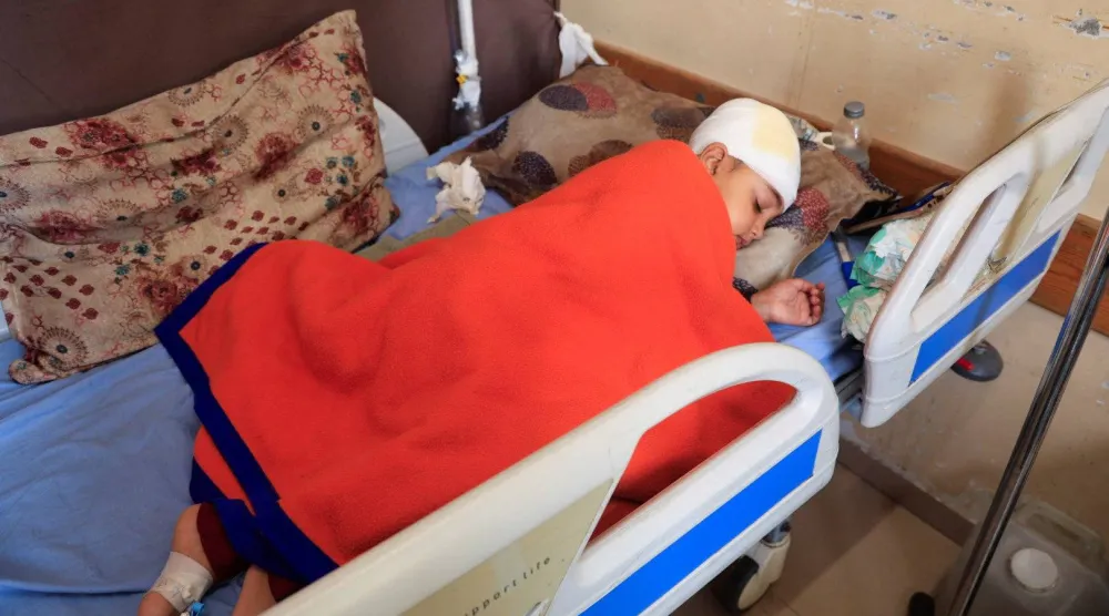 طفل فلسطيني يرقد على سرير أثناء تلقيه العلاج في مستشفى ناصر في خان يونس، جنوب قطاع غزة، 10 نوفمبر 2025 (رويترز)