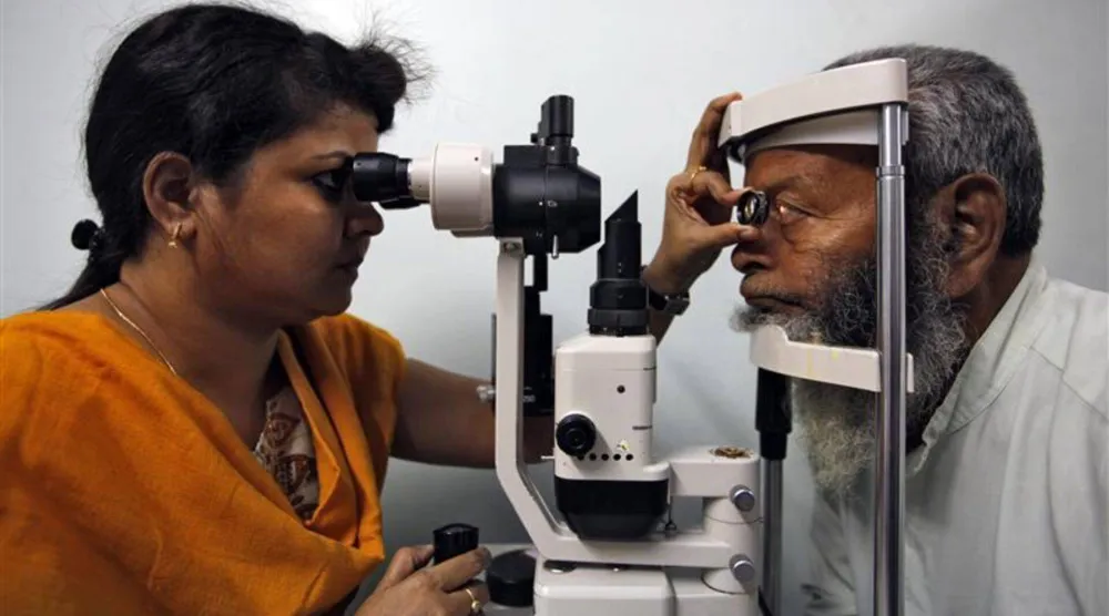 قروي يخضع لفحص عيني في ولاية تاميل نادو الهندية (أرشيفية - رويترز)