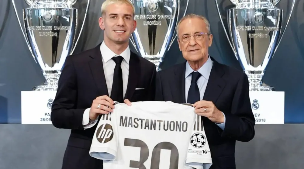 من تعاقد الشاب ماستانتونو مع ريال مدريد وبجانبه بيريز في أغسطس الماضي (نادي ريال مدريد)