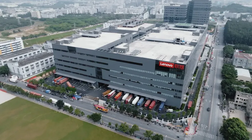 أحد مصانع «لينوفو» (الشركة)