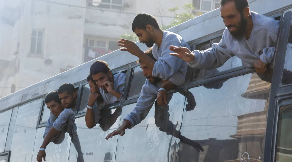أسرى فلسطينيون محرَّرون ينظرون من داخل حافلة بعد أن أطلقت إسرائيل سراحهم في إطار صفقة تبادل أسرى واتفاق وقف إطلاق النار بين «حماس» وإسرائيل بخان يونس جنوب قطاع غزة 13 أكتوبر 2025 (رويترز)
