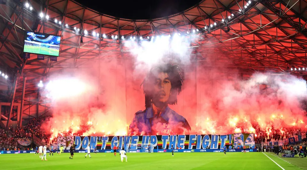 أعلن «يويفا» عن معاقبة مرسيليا الفرنسي على خلفية أحداث شغب وقعت خلال مباراته ضد أتلانتا الإيطالي (أ.ف.ب)