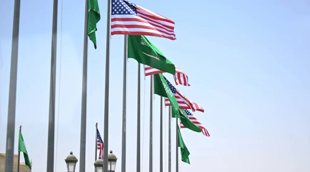 العلمان السعودي والأميركي يرفرفان في العاصمة الرياض أثناء زيارة ترمب للمملكة في مايو الماضي (بشير صالح)