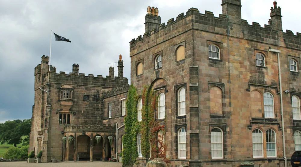 قلعة «ريبلي» القريبة من مدينة هاروغيت البريطانية (شاترستوك)