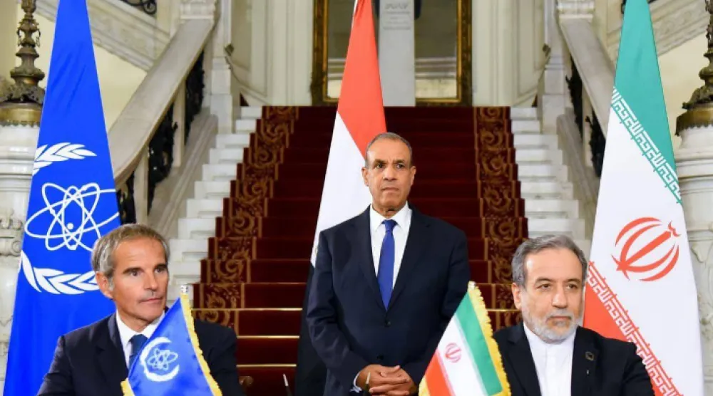 وزير الخارجية المصري ونظيره الإيراني ومدير الوكالة الدولية للطاقة الذرية خلال التوقيع على «اتفاق القاهرة» في سبتمبر الماضي (الخارجية المصرية)