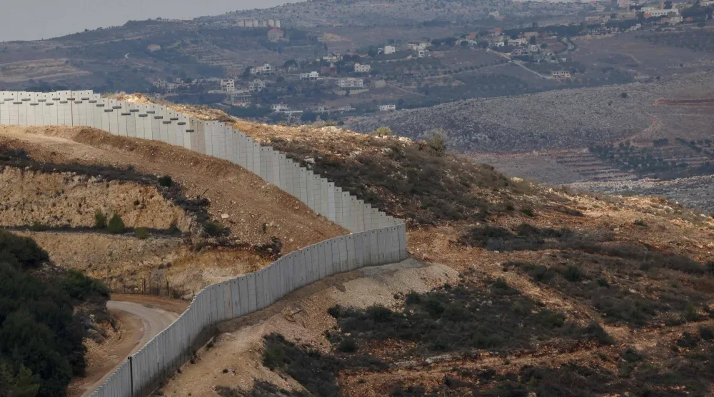 الجدار الذي تقوم إسرائيل ببنائه عند الحدود مع لبنان (أ.ف.ب)