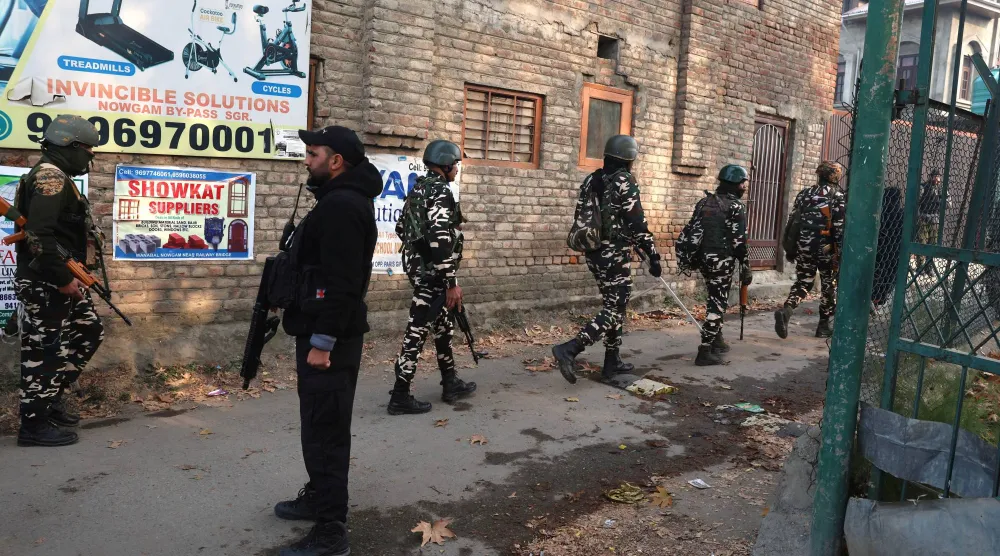 جنود من الهند يصلون لموقع انفجار عرضي قرب سريناجار في الجزء الهندي من كشمير (إ.ب.أ)