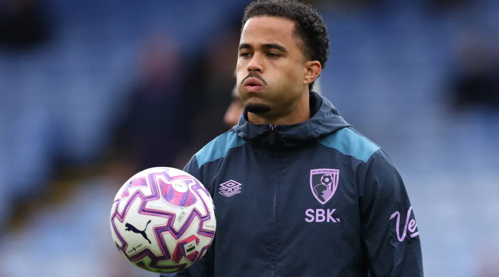 الهولندي جاستن كلويفرت لاعب بورنموث (رويترز)