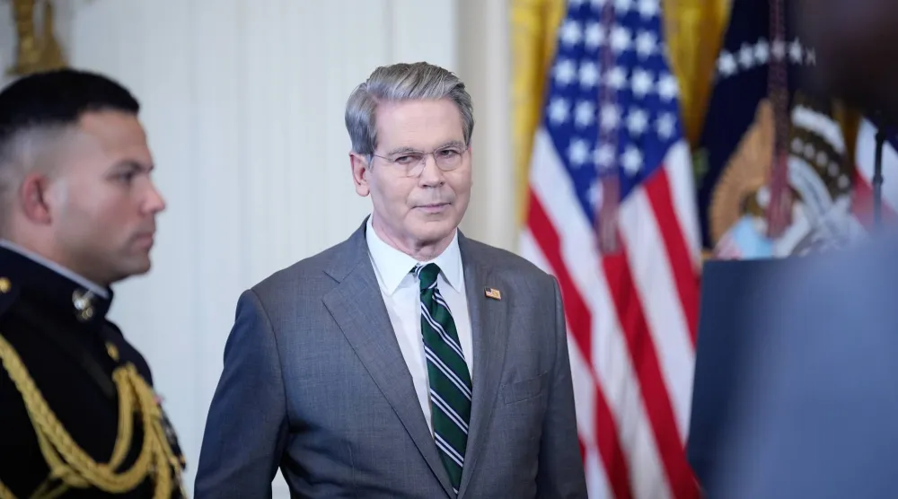 بيسنت يحضر حفل توقيع الأمر التنفيذي «تعزيز المستقبل» الذي تدعمه السيدة الأولى في البيت الأبيض (إ.ب.أ)