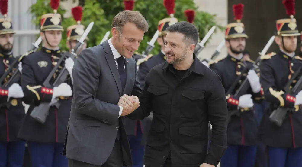 الرئيس الفرنسي إيمانويل ماكرون يستقبل نظيره الأوكراني فولوديمير زيلينسكي قبل اجتماع بقصر الإليزيه في باريس، يوم 3 سبتمبر (أ.ب)