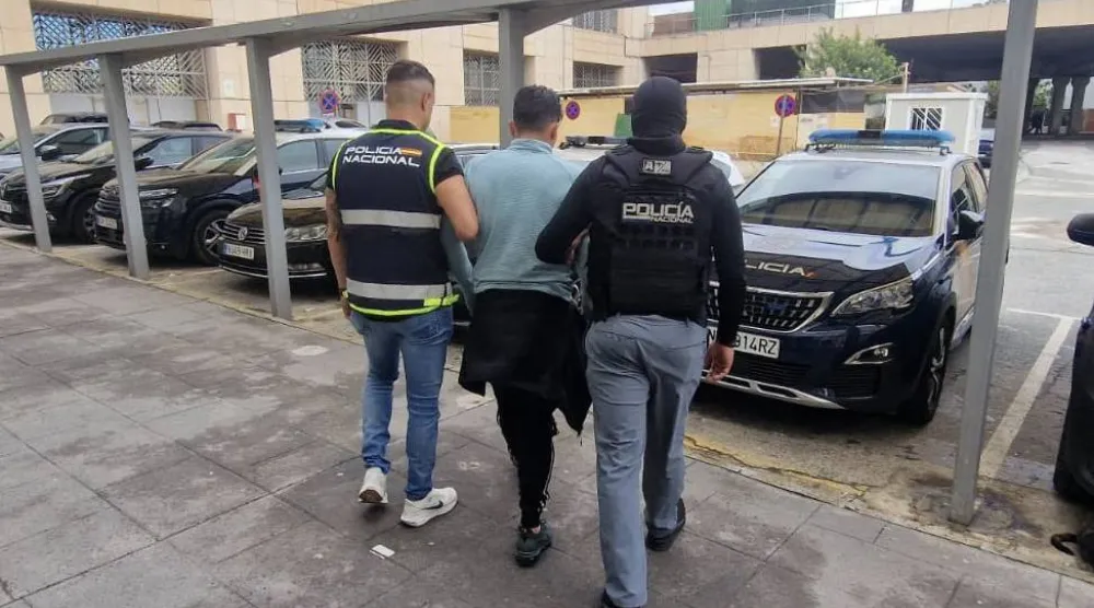 الشرطة الإسبانية تلقي القبض على زعيم عصابة «لوس لوبوس» (أ.ف.ب)