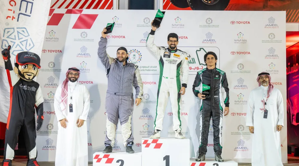 جانب من تتويج الفائزين في البطولة (الاتحاد السعودي للسيارات)