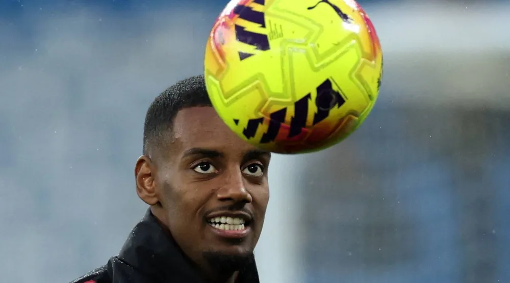 السويدي ألكسندر إيزاك مهاجم فريق ليفربول (رويترز)