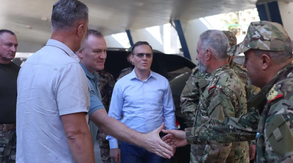 مدير إدارة التدريب في القوى الجوية والدفاع الجوي بوزارة الدفاع العميد يحيى بيطار مستقبلاً وفداً عسكرياً روسياً برئاسة اللواء البحري كورنبينكو أوليغ فيكتوروفيتش 2 نوفمبر (الدفاع السورية)